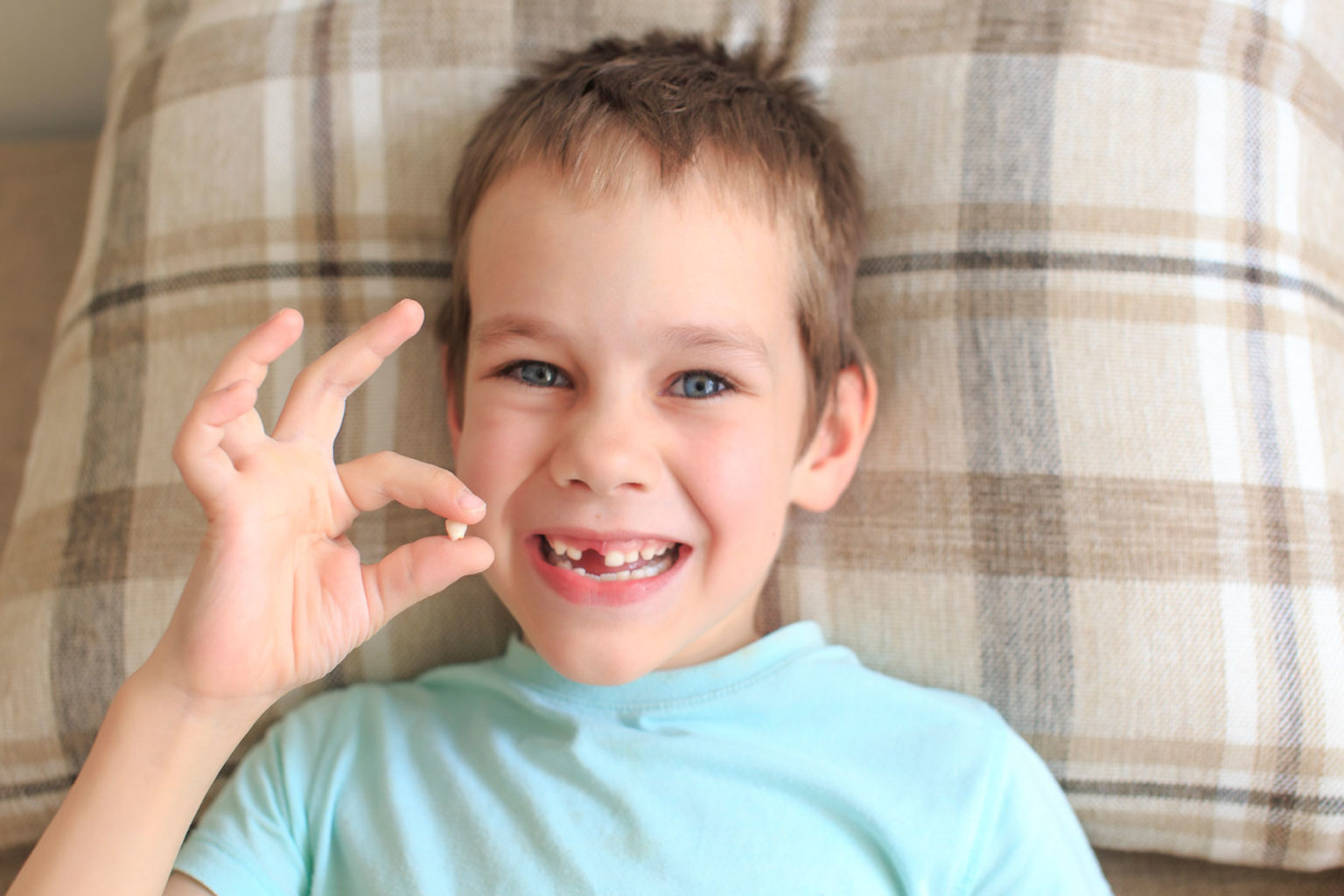 The picture shows a boy. Жесты для детей. Мальчик с молочными зубами. Решительный мальчик.
